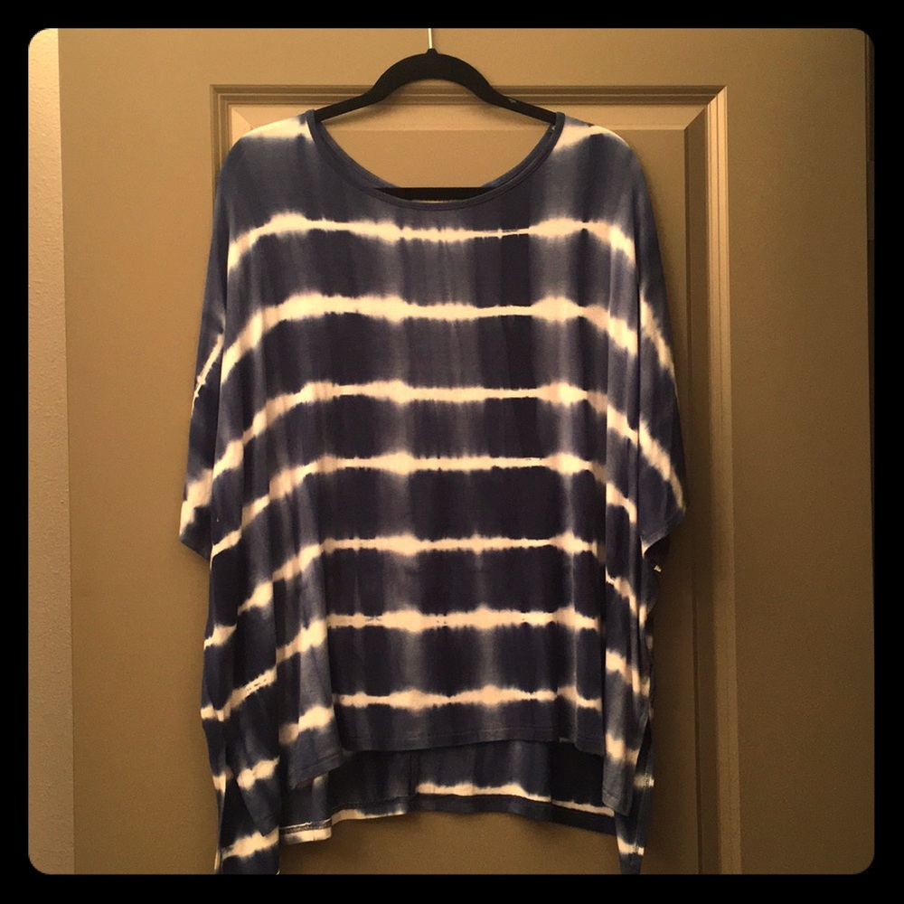 Beachy top 🏝 Navy and white